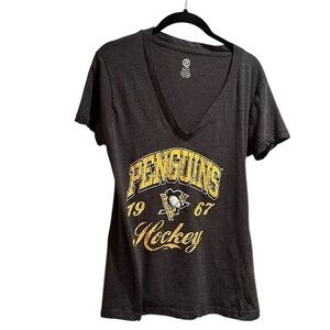 Women’s NHL penguins short sleeved V-neck T-shirt size XL